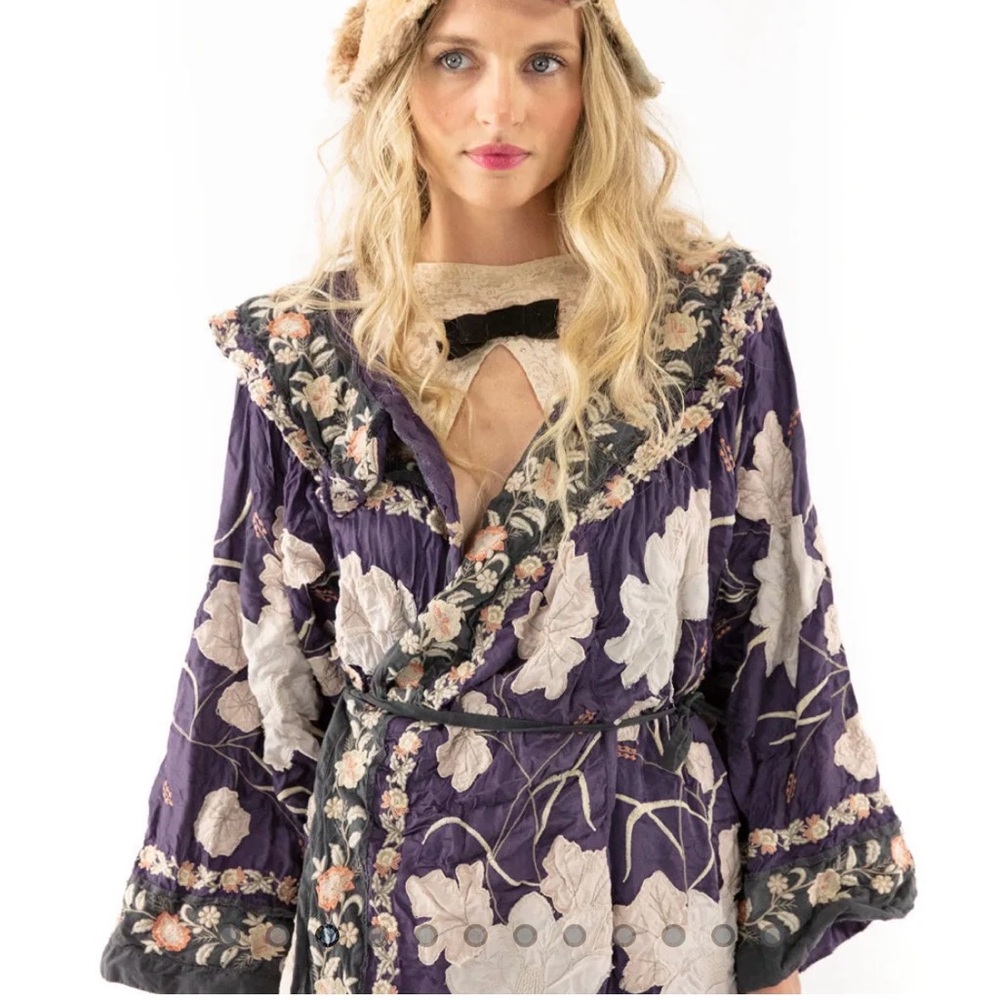 Floral Appliqué Danji
Kimono
